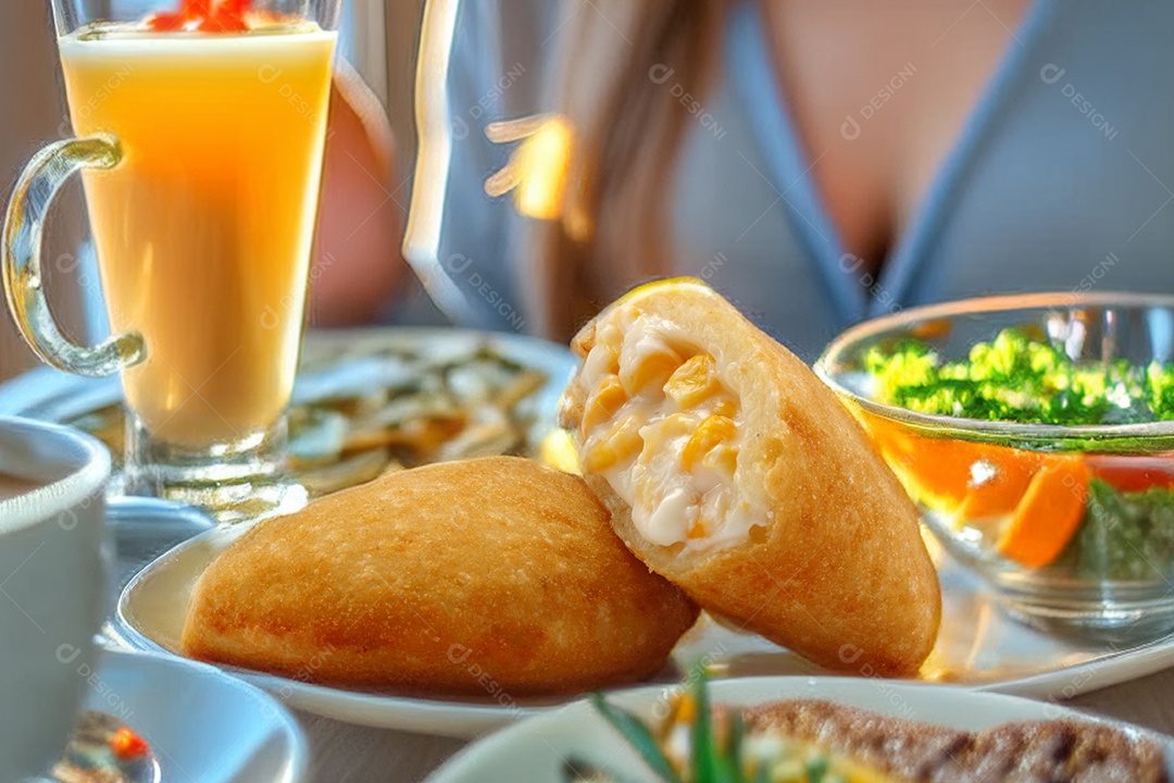 Pastel de milho e copo de suco para café da manhã