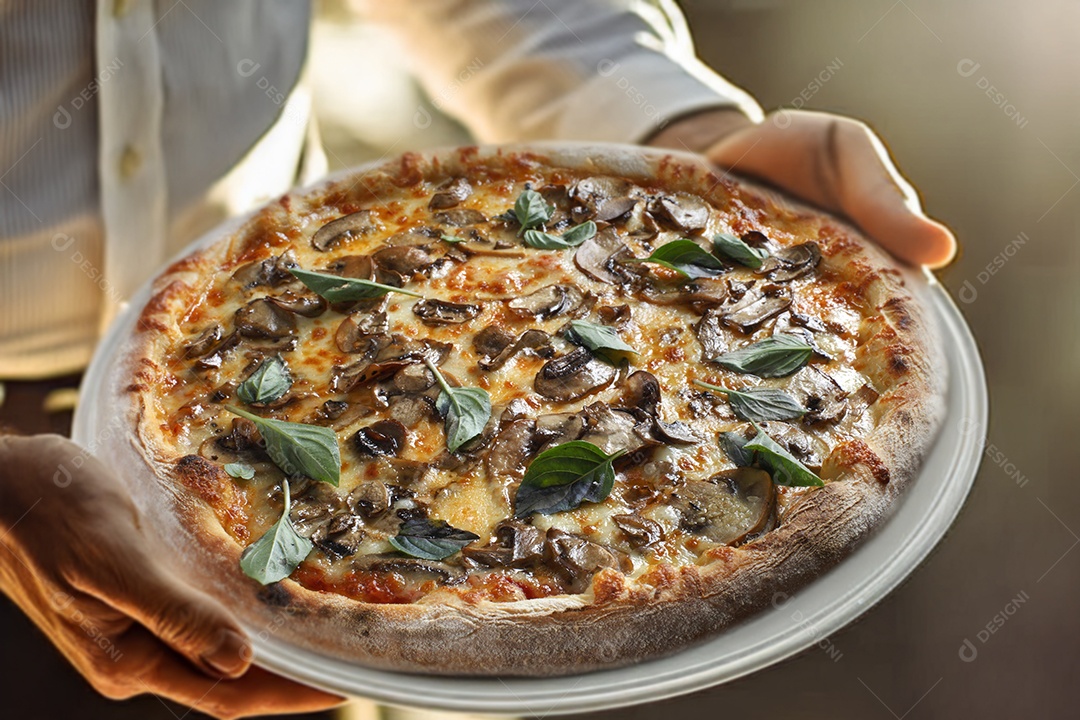 Pizza de cogumelo com queijo e folhas