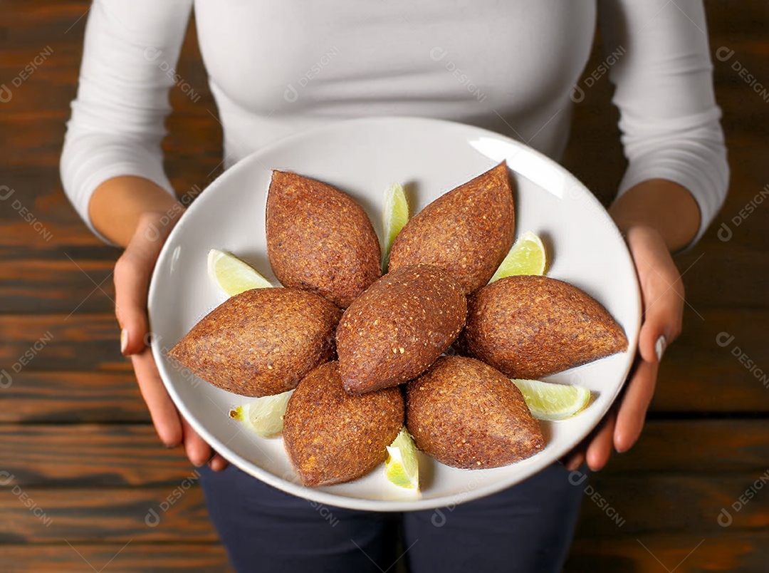 Quibes fritos com bandas de limão