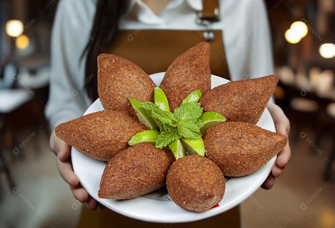 Quibes fritos com bandas de limão