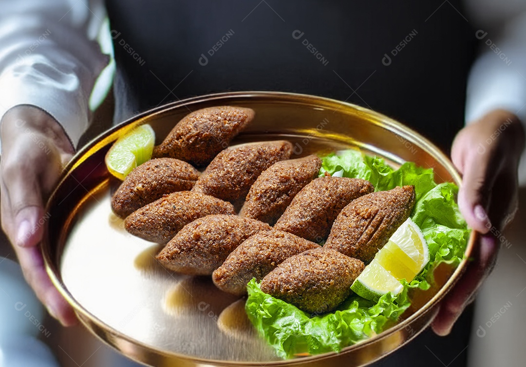 Quibes fritos com fatias de limão