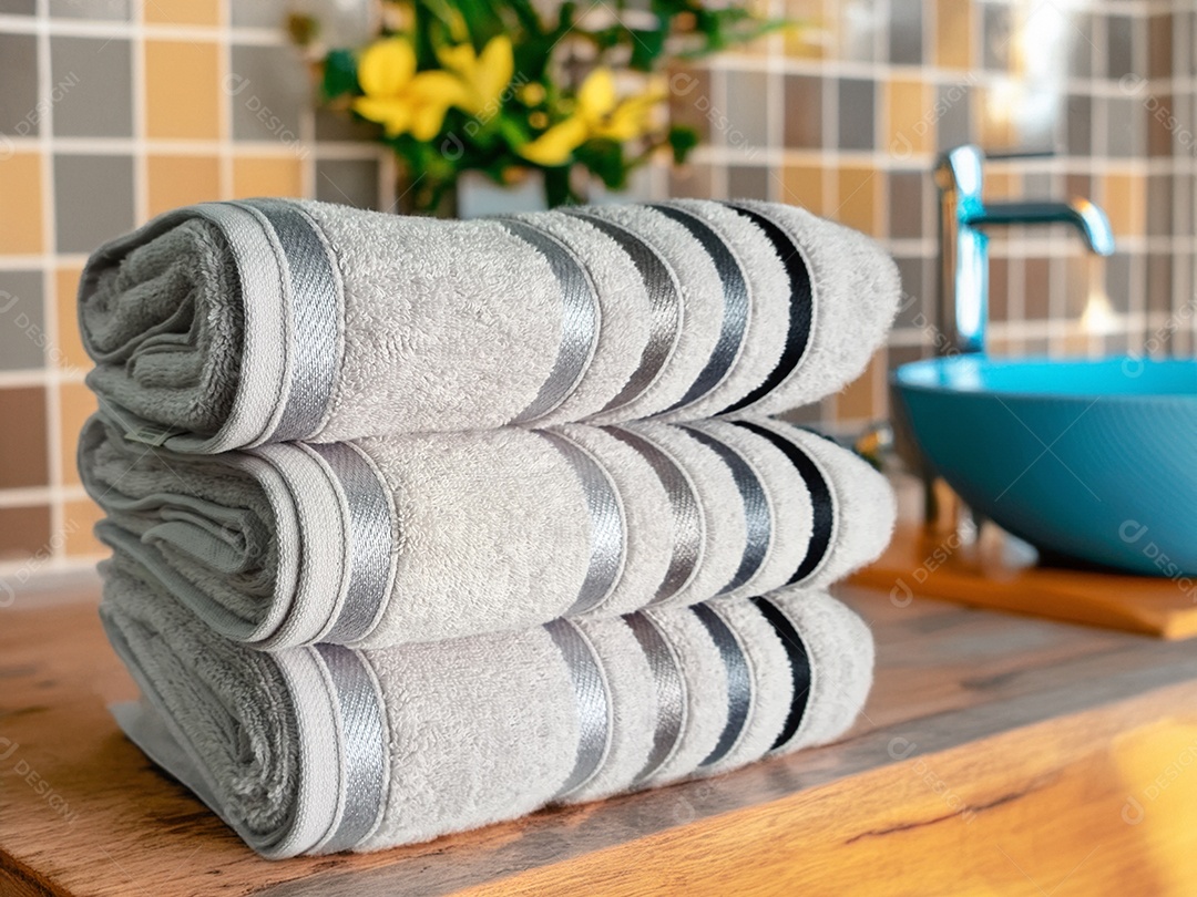 Toalhas com detalhes sobre a bancada de uma pia