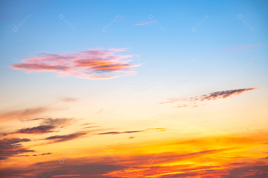 Lindo céu ao entardecer