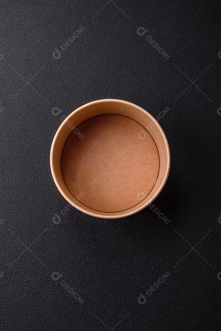 Placa redonda de cerâmica vazia em fundo de concreto texturizado escuro. Talheres, preparação para o jantar