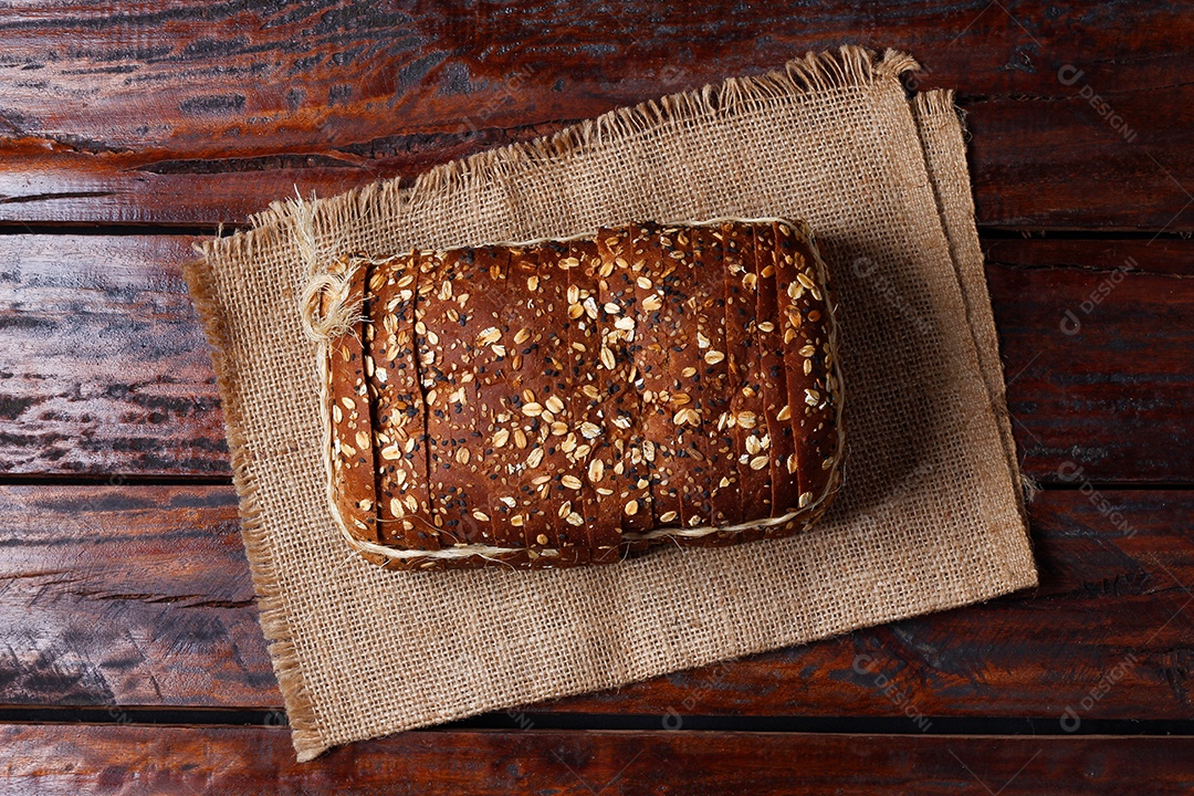 Pão integral com grãos fatiados isoladas em fundo branco