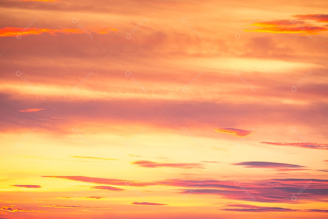 Lindo céu laranja ao pôr do sol