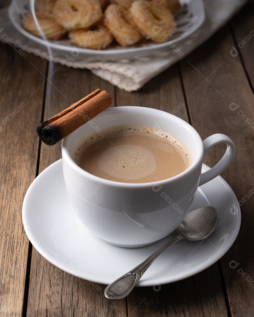 Cappuccino delicioso com canela e biscoito