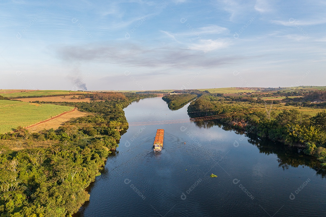 Barcaça subindo o Rio Tietê em direção ao canal para fazer a eclusa