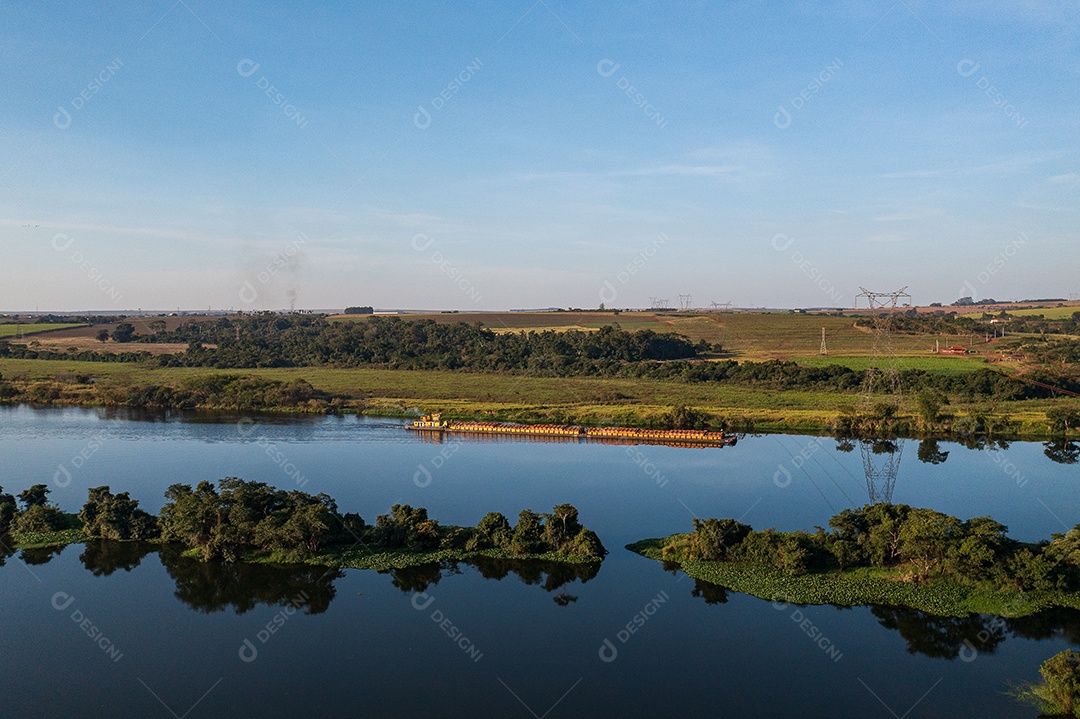 Barcaça com mercadorias subindo pela hidrovia do Rio Tietê