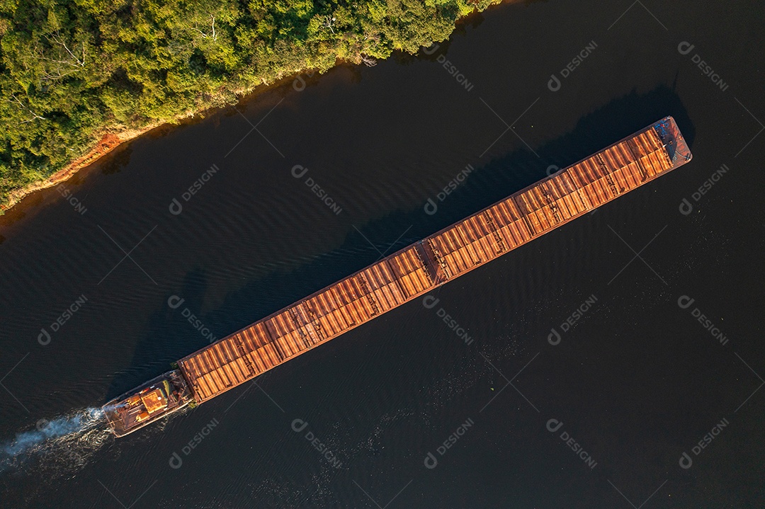 Barcaça subindo o Rio Tietê em direção ao canal para fazer a eclusa