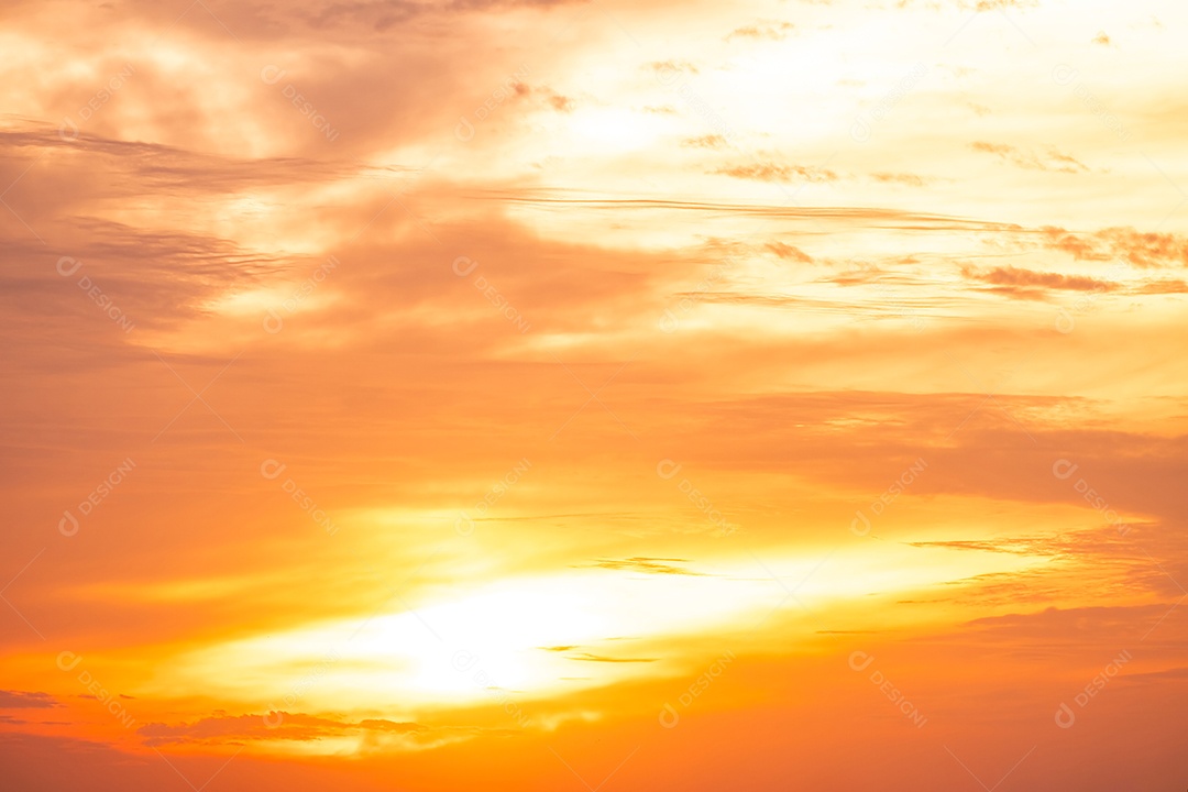 Lindo céu amarelo com pôr do sol