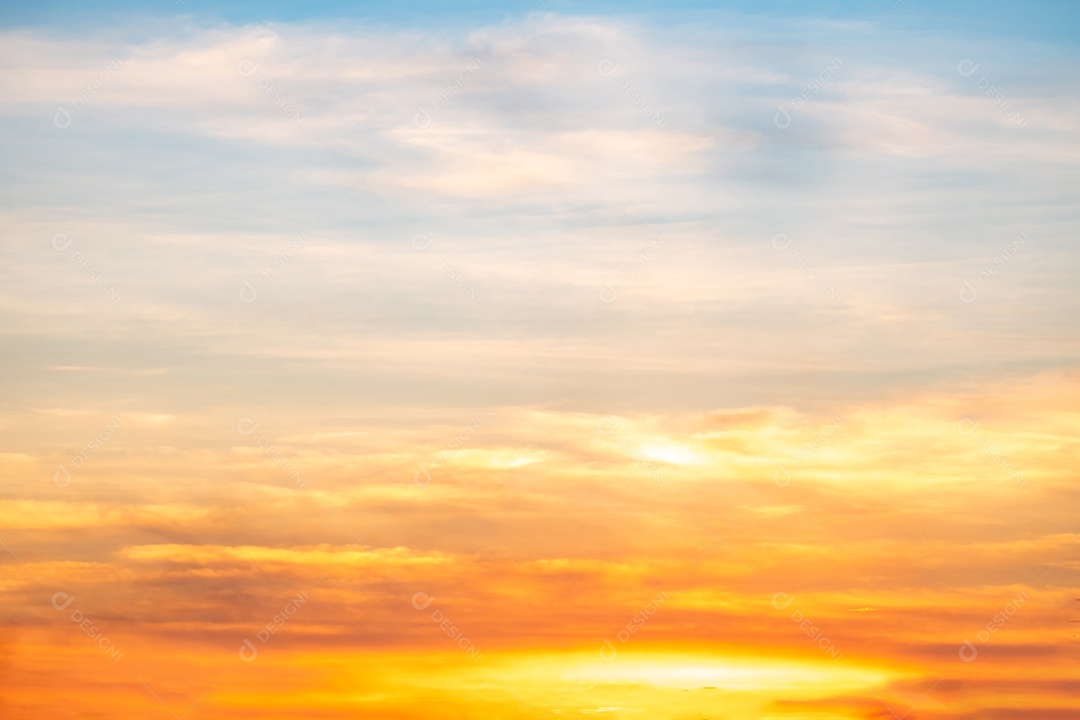 Lindo céu contra pôr do sol