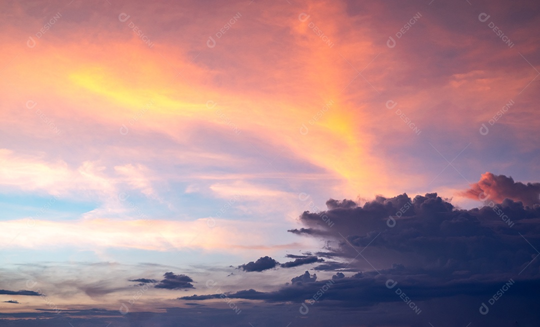 Céu lindo ao entardecer