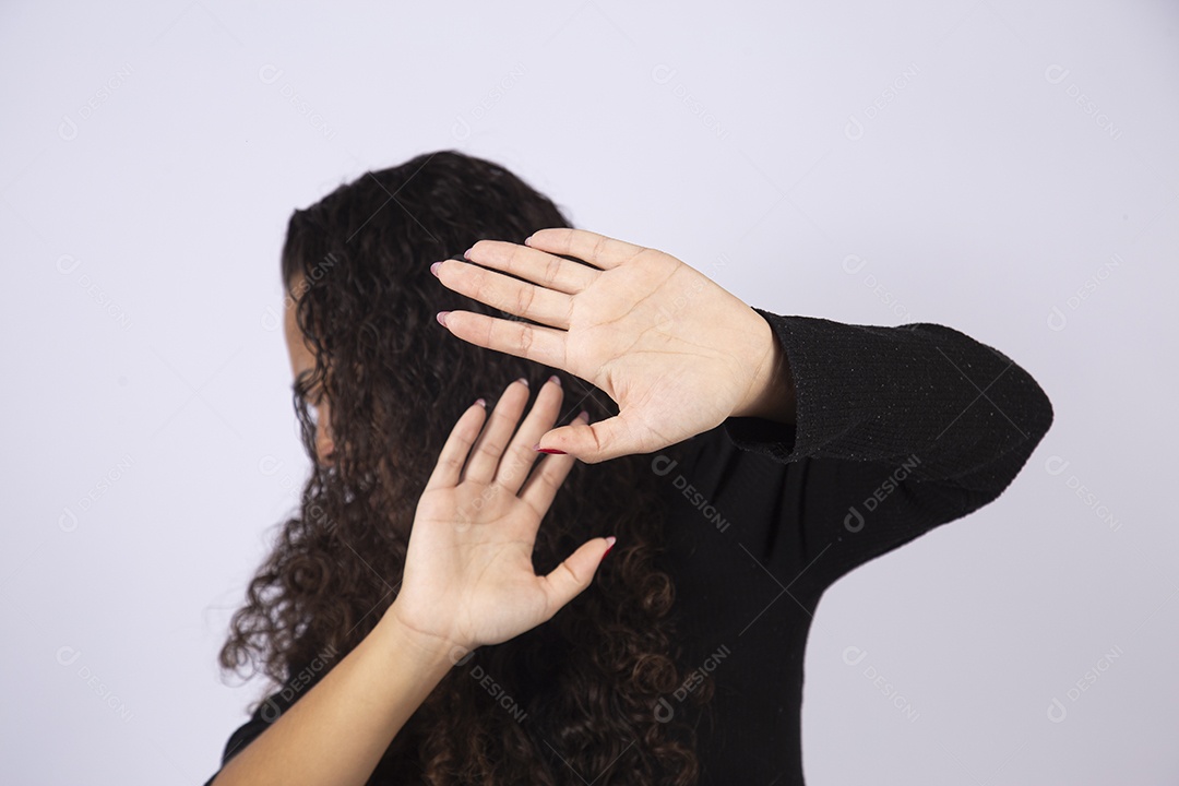 Linda mulher jovem colocando as mãos frente ao rosto