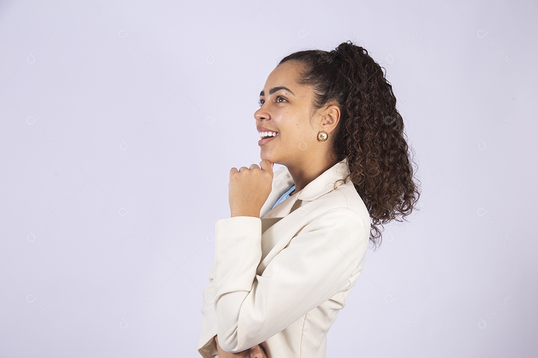 Linda mulher jovem sobre fundo isolado branco