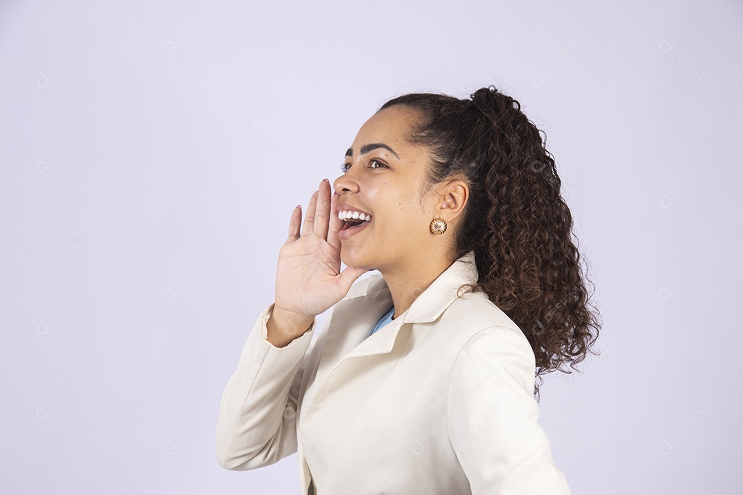 Linda mulher jovem sobre fundo isolado branco