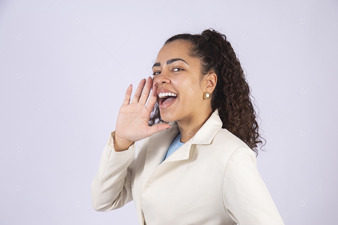 Linda mulher jovem sobre fundo isolado branco