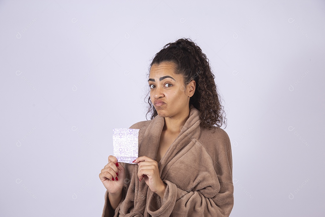 Linda mulher jovem sobre fundo isolado branco