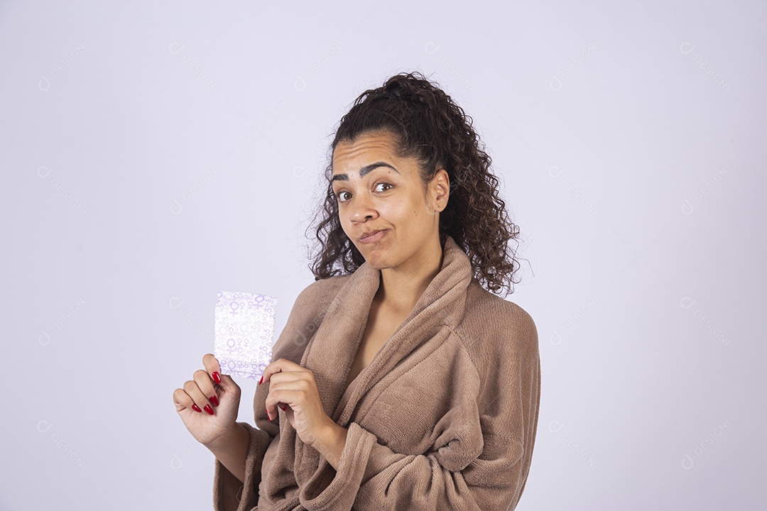 Linda mulher jovem sobre fundo isolado branco