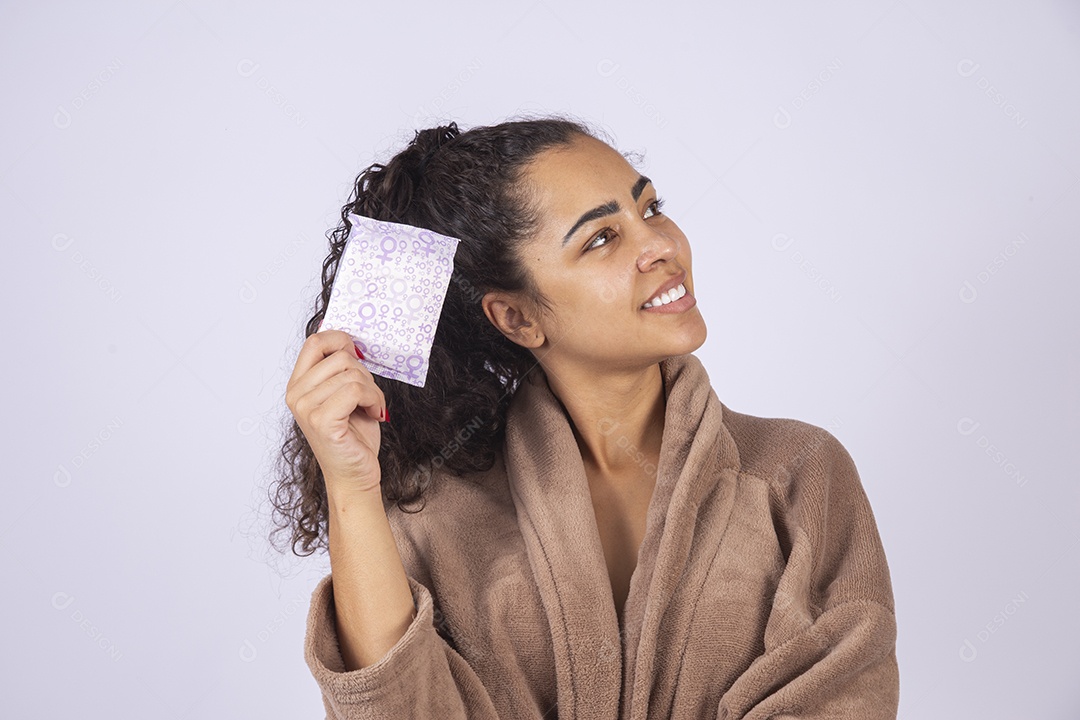 Linda mulher jovem sobre fundo isolado branco