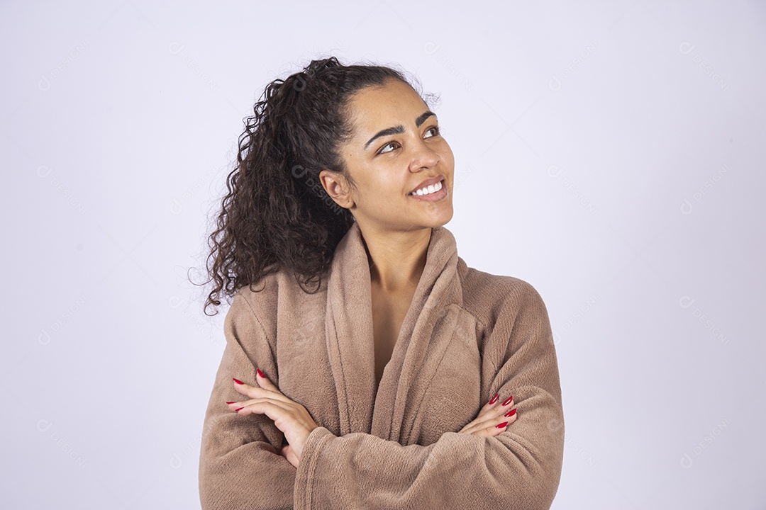 Linda mulher jovem sobre fundo isolado branco
