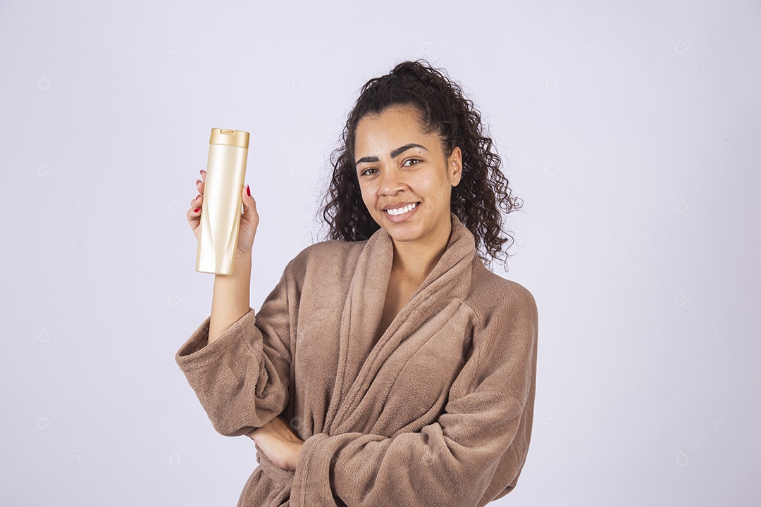 Linda mulher jovem sobre fundo isolado branco