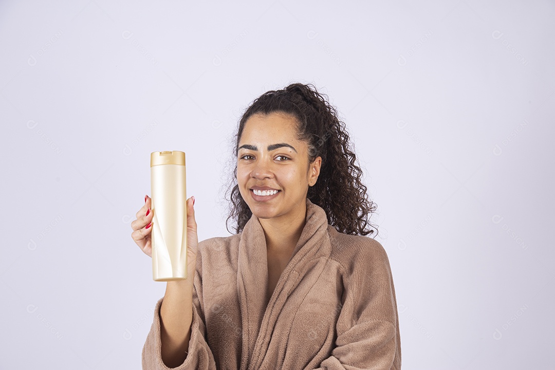 Linda mulher jovem sobre fundo isolado branco