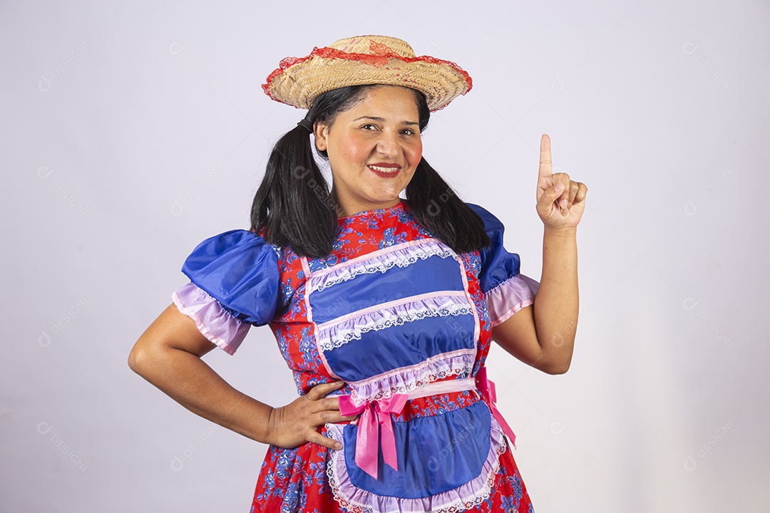 Linda mulher jovem roupas típicas de Festa Junina