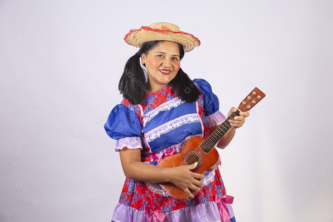 Linda mulher jovem roupas típicas de Festa Junina