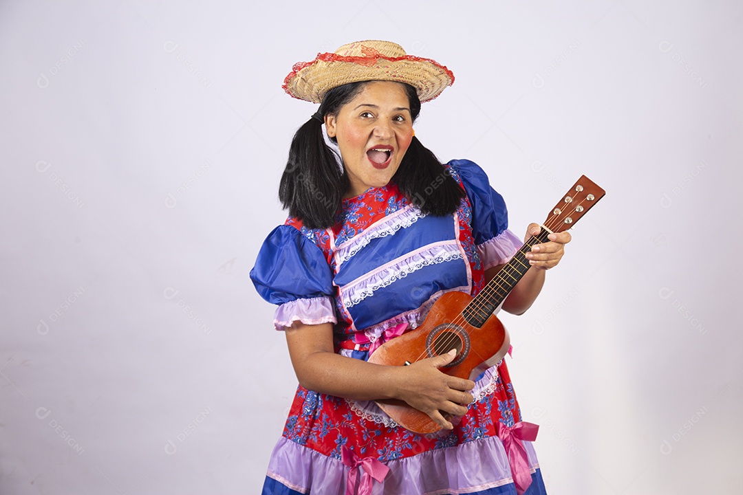 Linda mulher jovem roupas típicas de Festa Junina