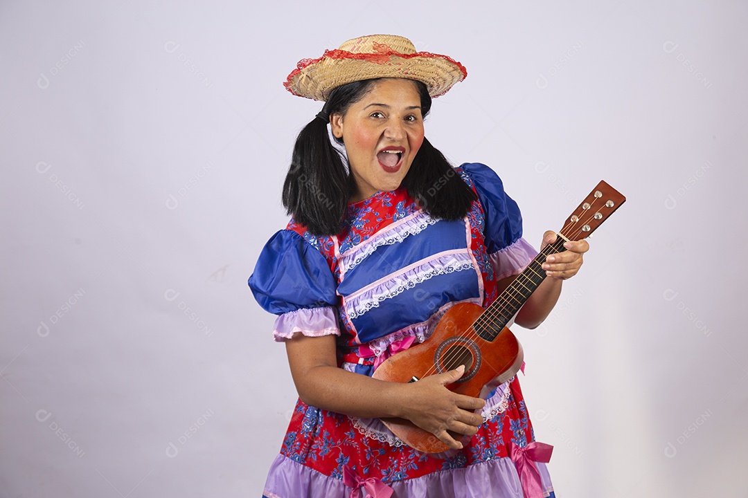 Linda mulher jovem roupas típicas de Festa Junina