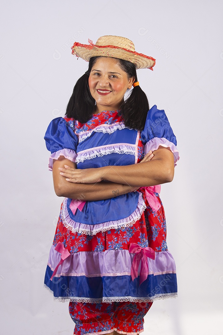 Linda mulher jovem roupas típicas de Festa Junina