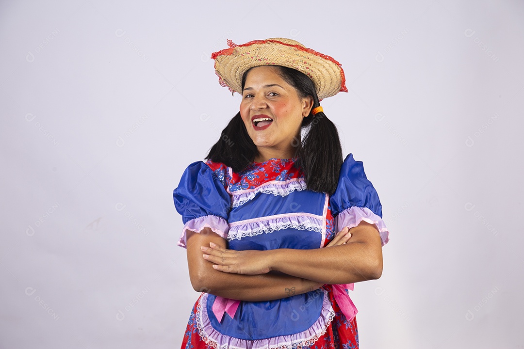 Linda mulher jovem roupas típicas de Festa Junina
