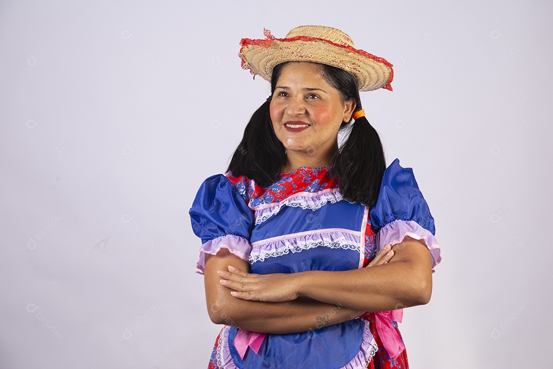 Linda mulher jovem roupas típicas de Festa Junina