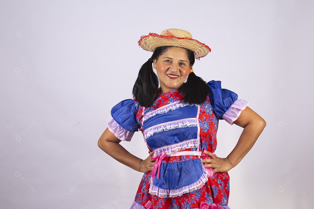 Linda mulher jovem roupas típicas de Festa Junina