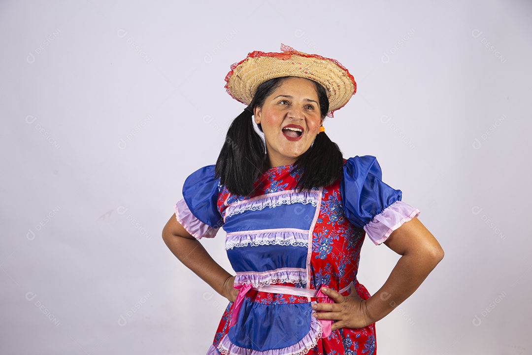 Linda mulher jovem roupas típicas de Festa Junina