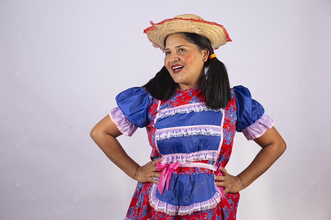 Linda mulher jovem roupas típicas de Festa Junina