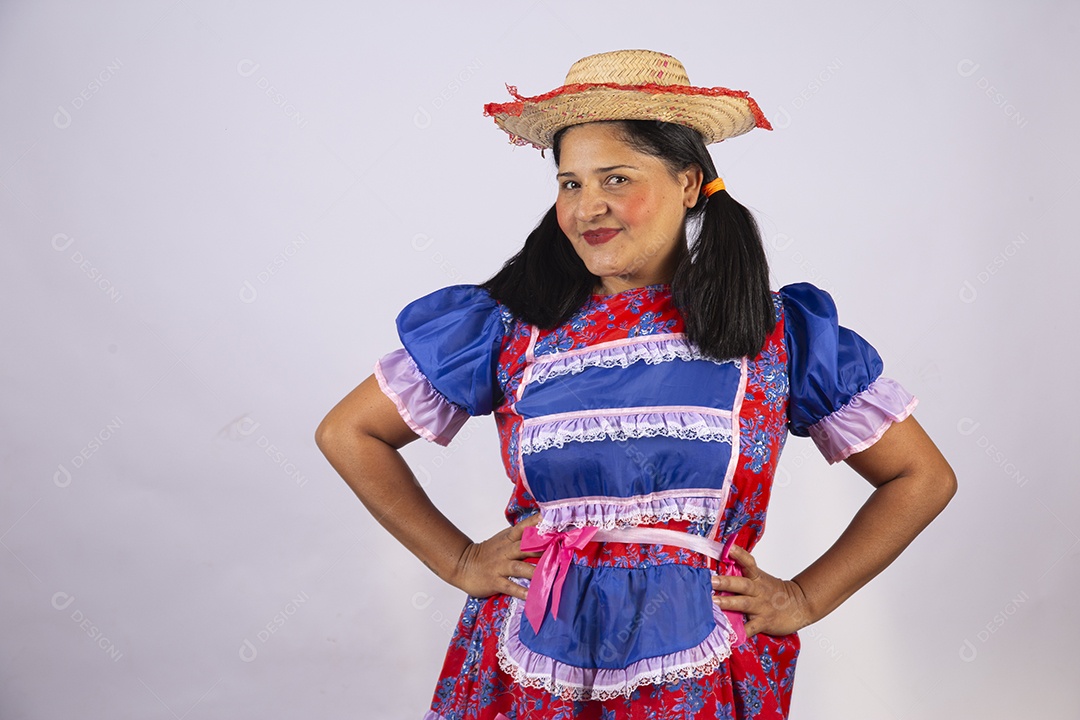 Linda mulher jovem roupas típicas de Festa Junina
