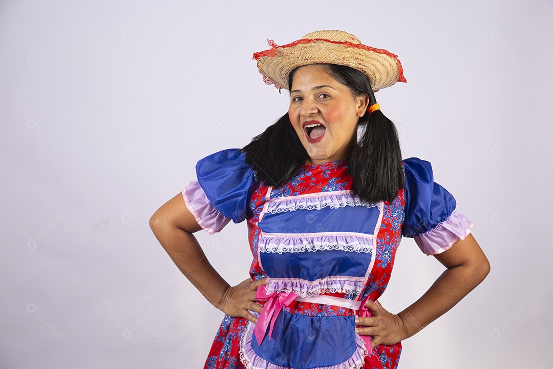 Linda mulher jovem roupas típicas de Festa Junina