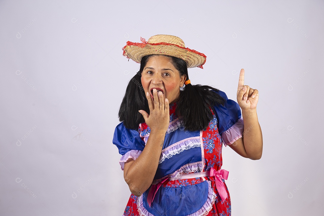 Linda mulher jovem roupas típicas de Festa Junina