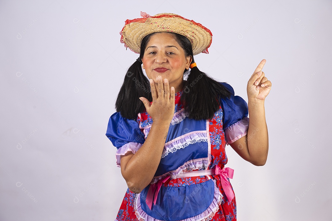 Linda mulher jovem roupas típicas de Festa Junina