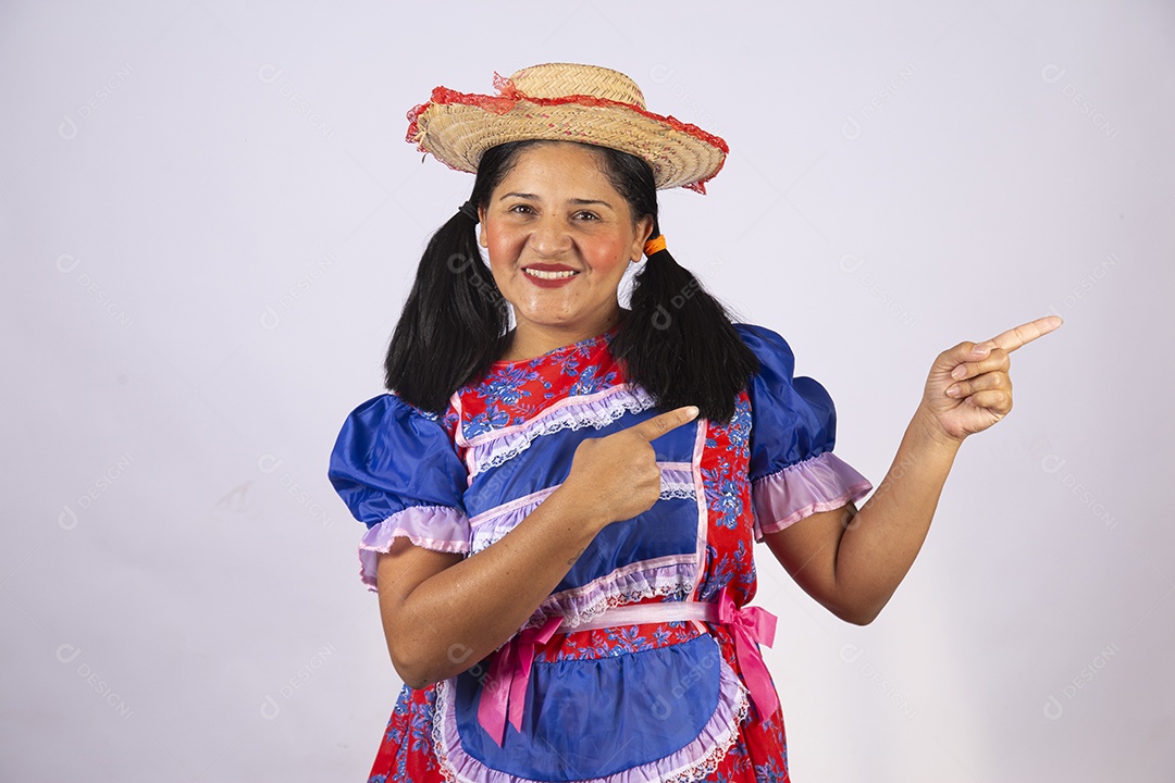 Linda mulher jovem roupas típicas de Festa Junina