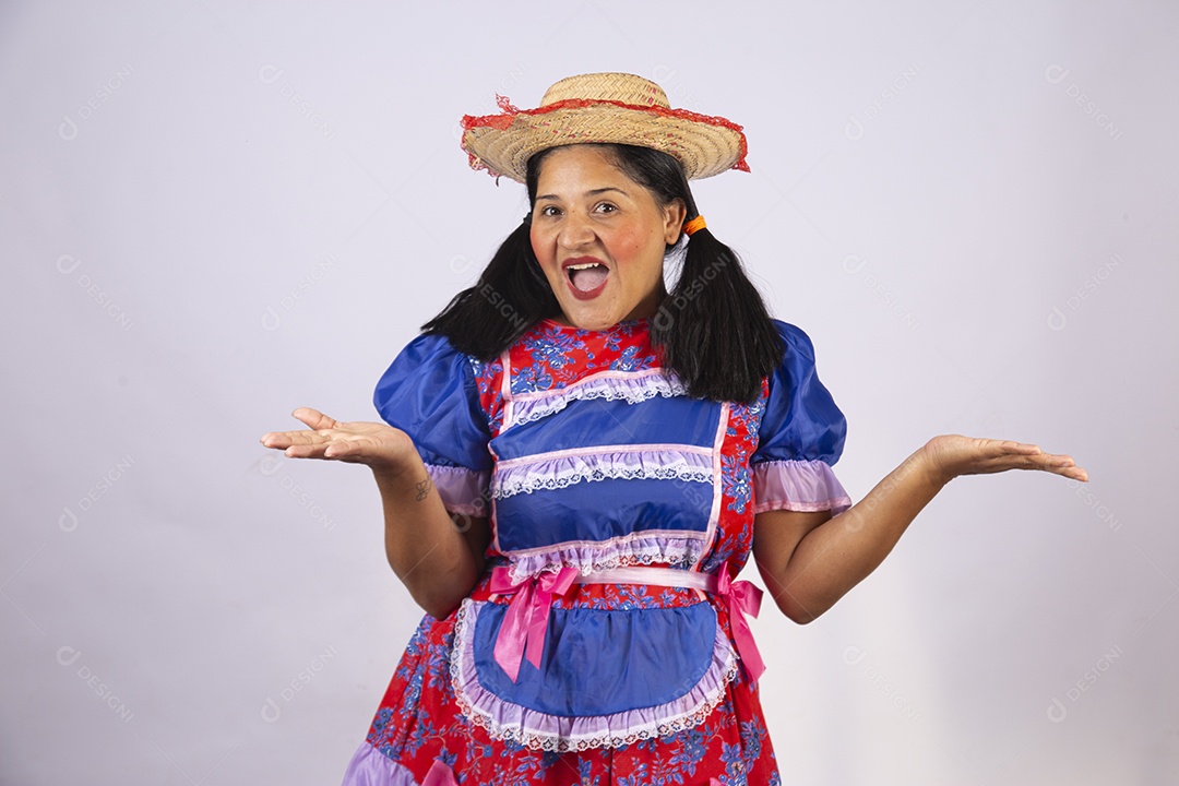 Linda mulher jovem roupas típicas de Festa Junina