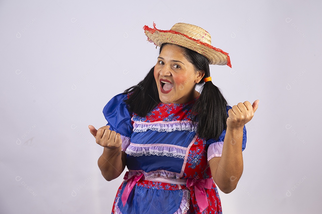 Linda mulher jovem roupas típicas de Festa Junina