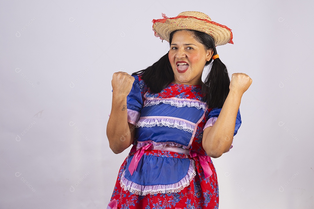 Linda mulher jovem roupas típicas de Festa Junina
