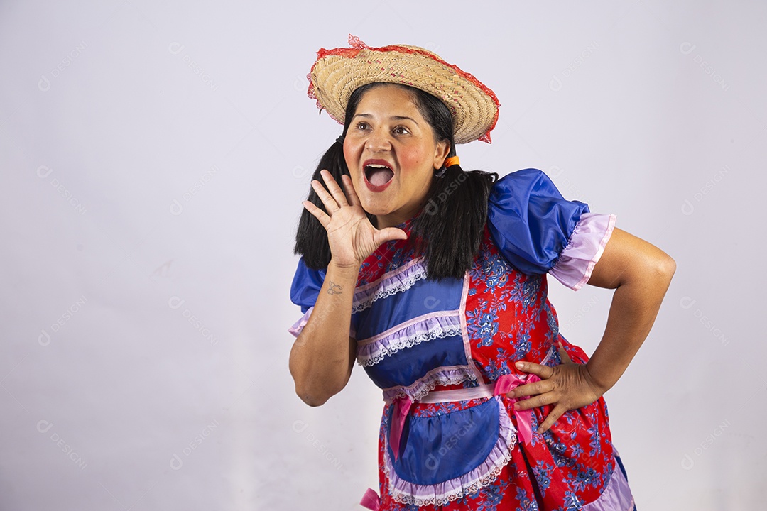 Linda mulher jovem roupas típicas de Festa Junina