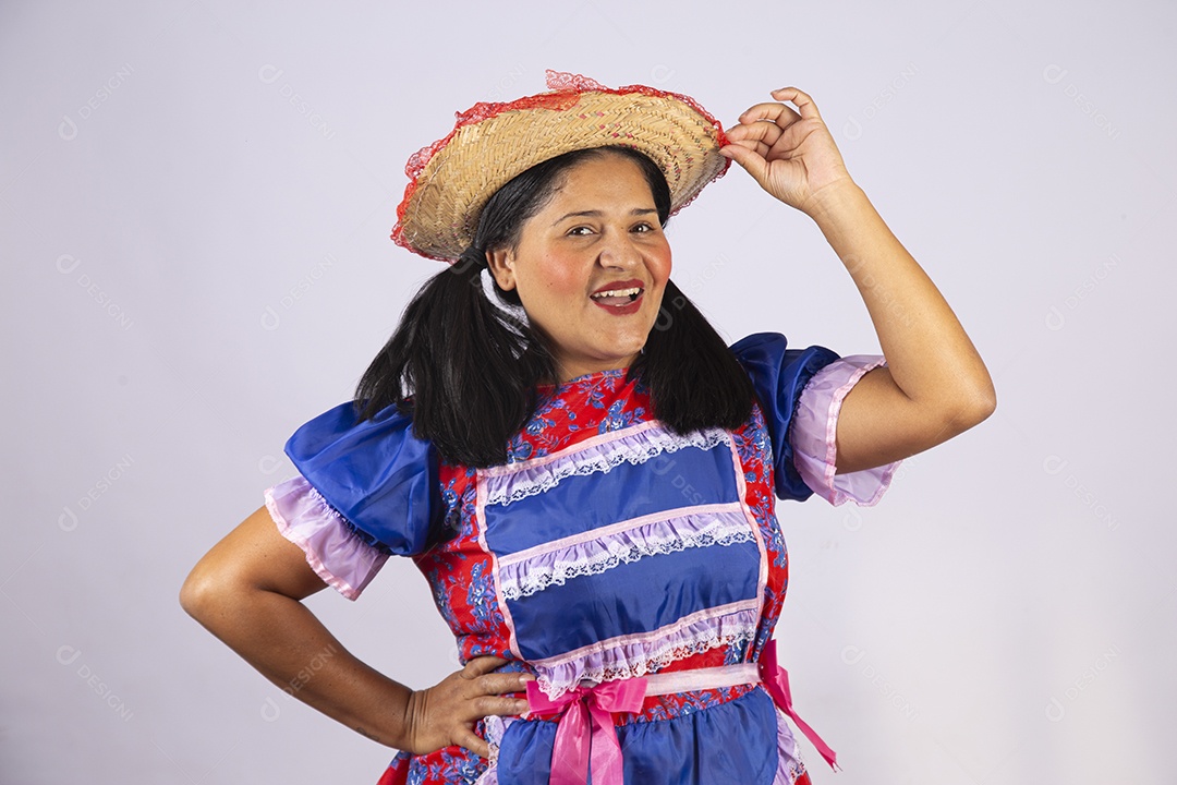 Linda mulher jovem roupas típicas de Festa Junina