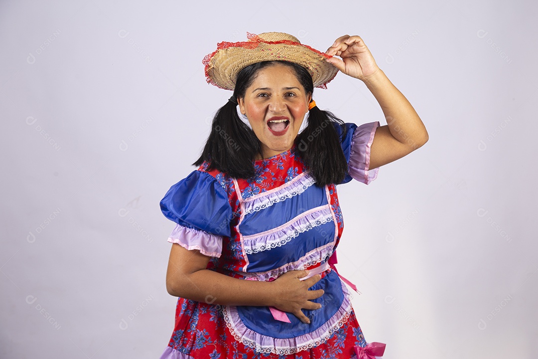 Linda mulher jovem roupas típicas de Festa Junina