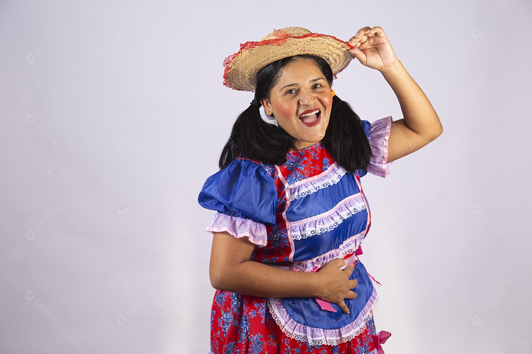 Linda mulher jovem roupas típicas de Festa Junina