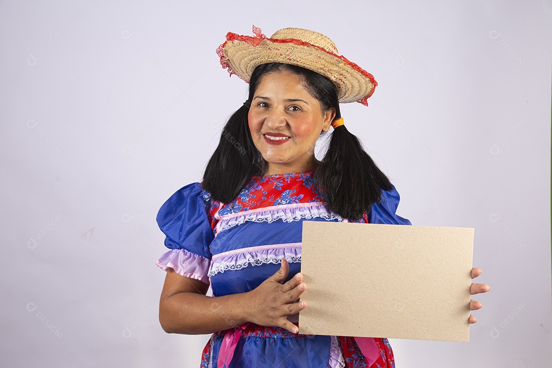 Linda mulher jovem roupas típicas de Festa Junina